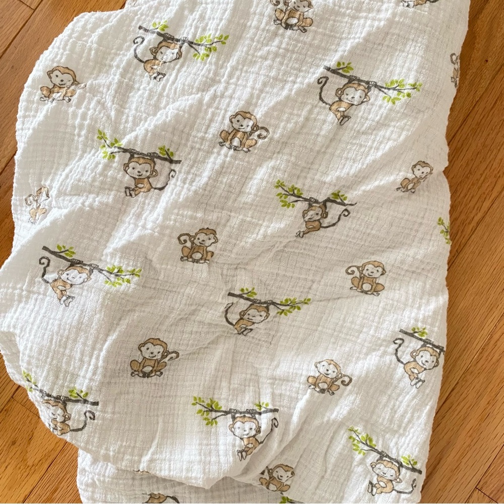 2 Crib Sheets: Happy Monkey Print. Muslin. White and brown, unisex. - Picture 2 of 6